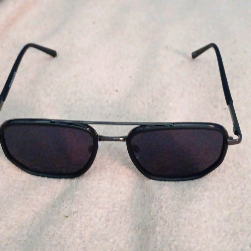 NWOT black sunglasses